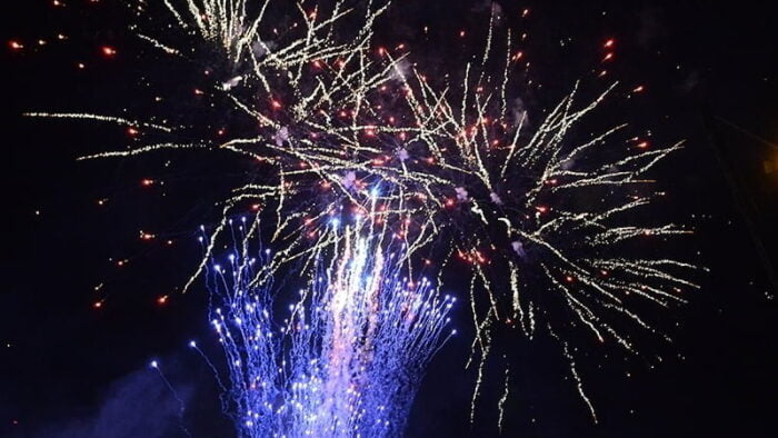 ilotulitusraketti mustaa taivasta vasten