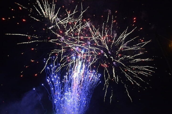 ilotulitusraketti mustaa taivasta vasten