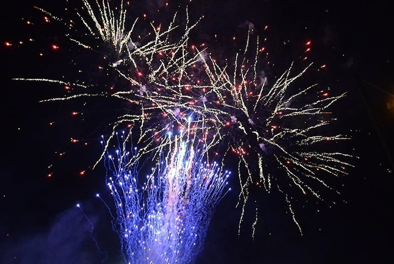 ilotulitusraketti mustaa taivasta vasten