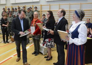 Mieskuoron kunniajäsenyyden ja kunniakirjan kävivät vastaanottamassa Petri Varis, Pirkko Onninen-Kokko, Sanna Kananen, Juha Hämäläinen ja Sirpa Sallanko.