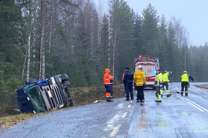 jäteauto ojassa