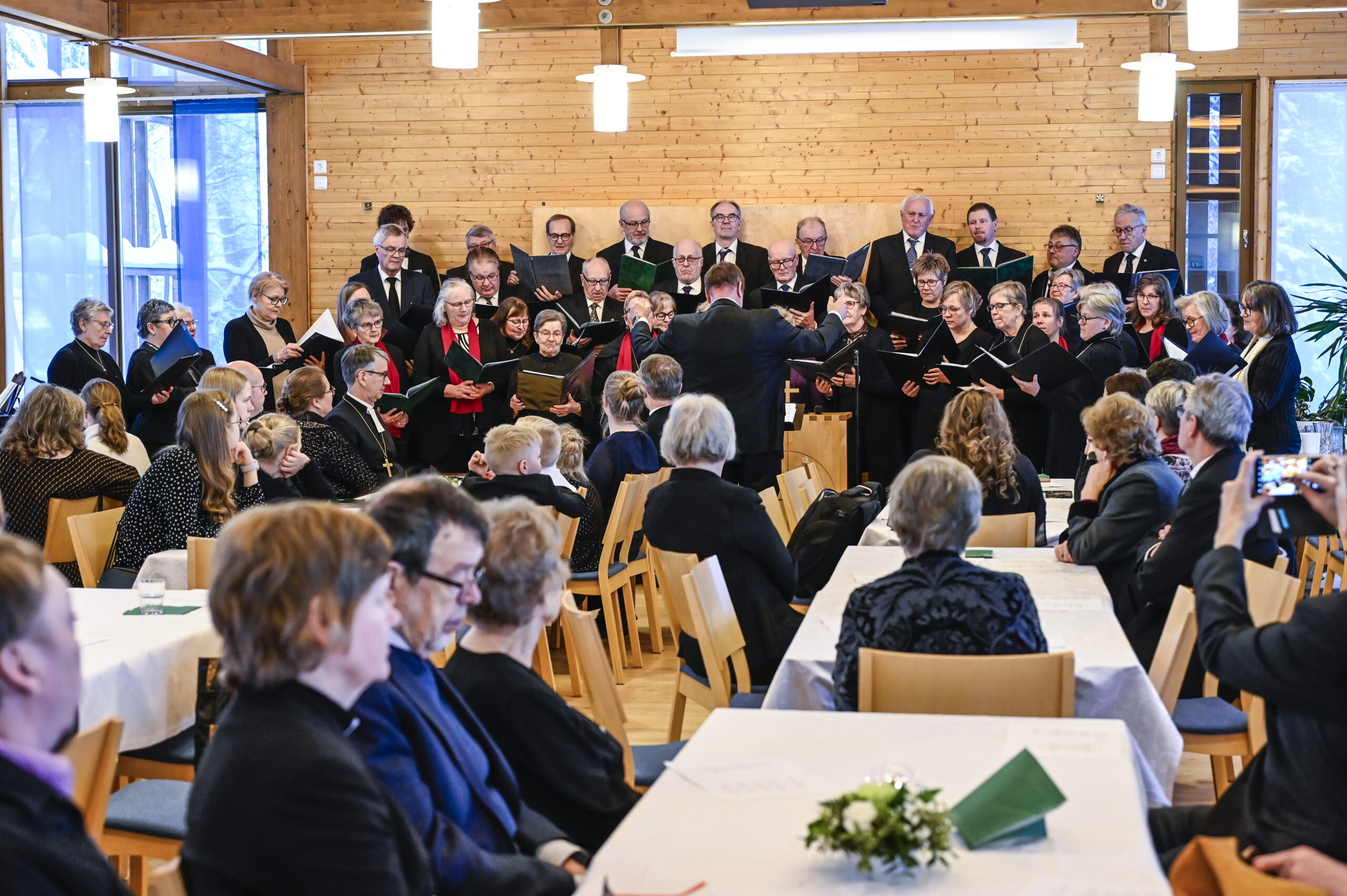 Pihtiputaan ja Kinnulan kuorot vastasivat yhteistyössä tilaisuuden musiikista.