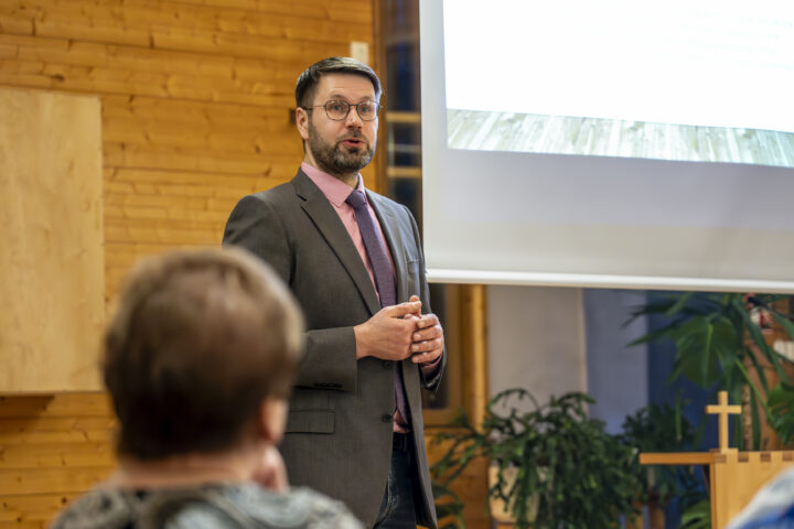 12 seurakuntakuuleminenPP2