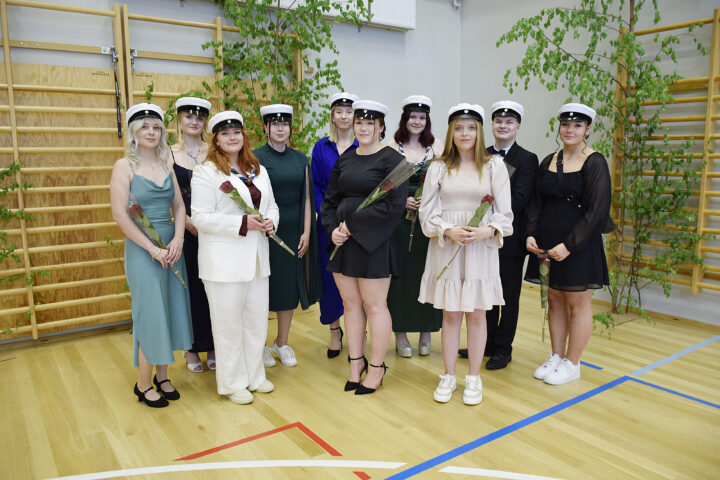 23 ylioppilaat pihtipudas