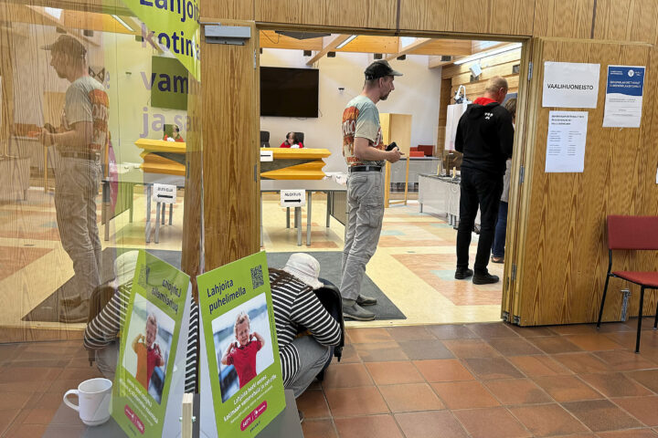 Kaksi ihmistä jonottamassa äänestyspaikalle Pihtiputaalla.