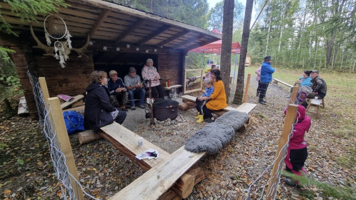 38 Suomäen Ulvojien Koiratarhan laavu kopio