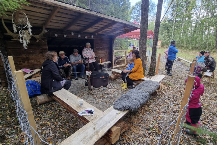 38 Suomäen Ulvojien Koiratarhan laavu kopio