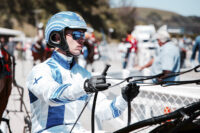 Santtu Raitala ohjaksissa päässään kypärä ja silmillään aurinkolasit