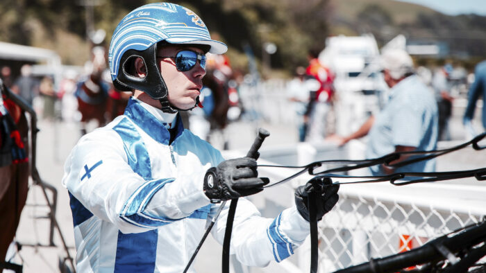 Santtu Raitala ohjaksissa päässään kypärä ja silmillään aurinkolasit