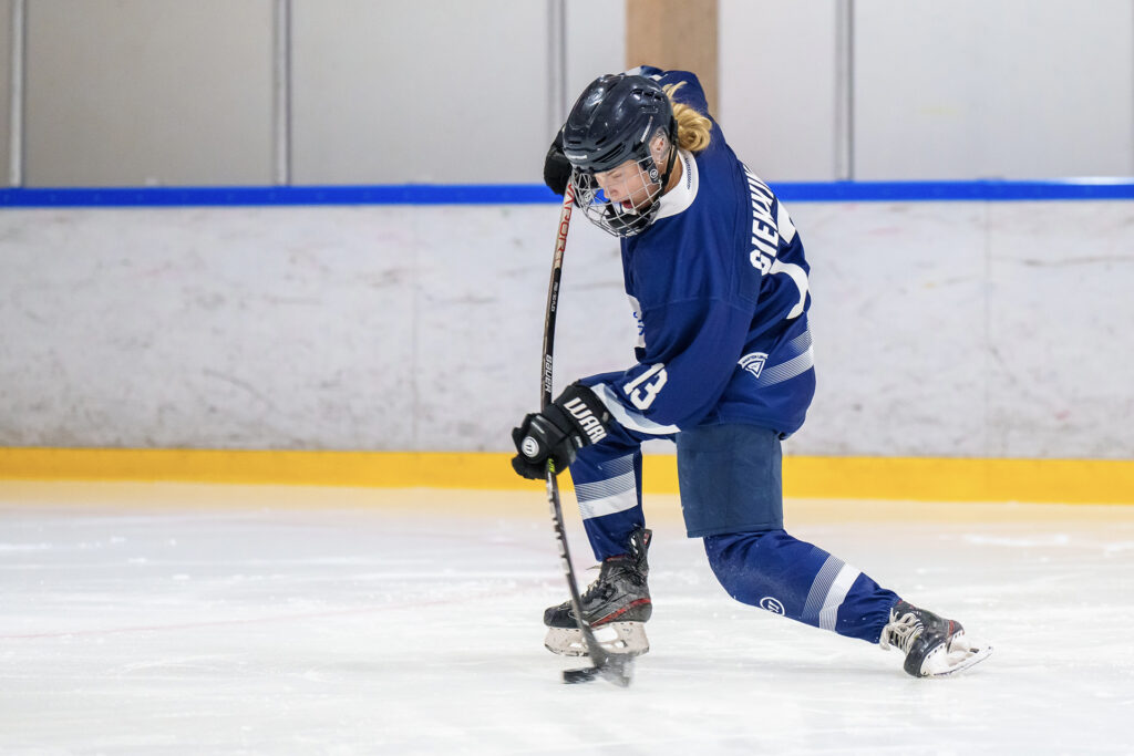 Henkilö pelaamassa jääkiekkoa