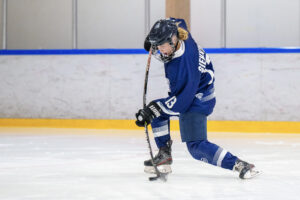 Henkilö pelaamassa jääkiekkoa