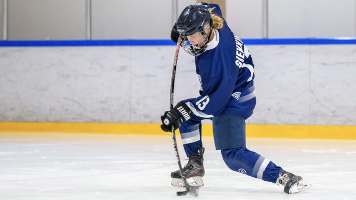 Henkilö pelaamassa jääkiekkoa