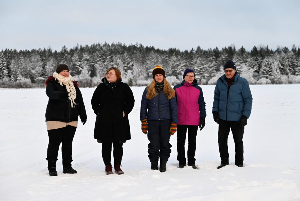 Korppisen kylässä asuvat Hanna-Maria Laukkanen, Riikka.Kananen, Petra Kumpulainen, Hilkka Arkimaa sekä Jorma Toikkanen eivät pidä Harjulinjan läntisestä reittisuunnitelmasta.