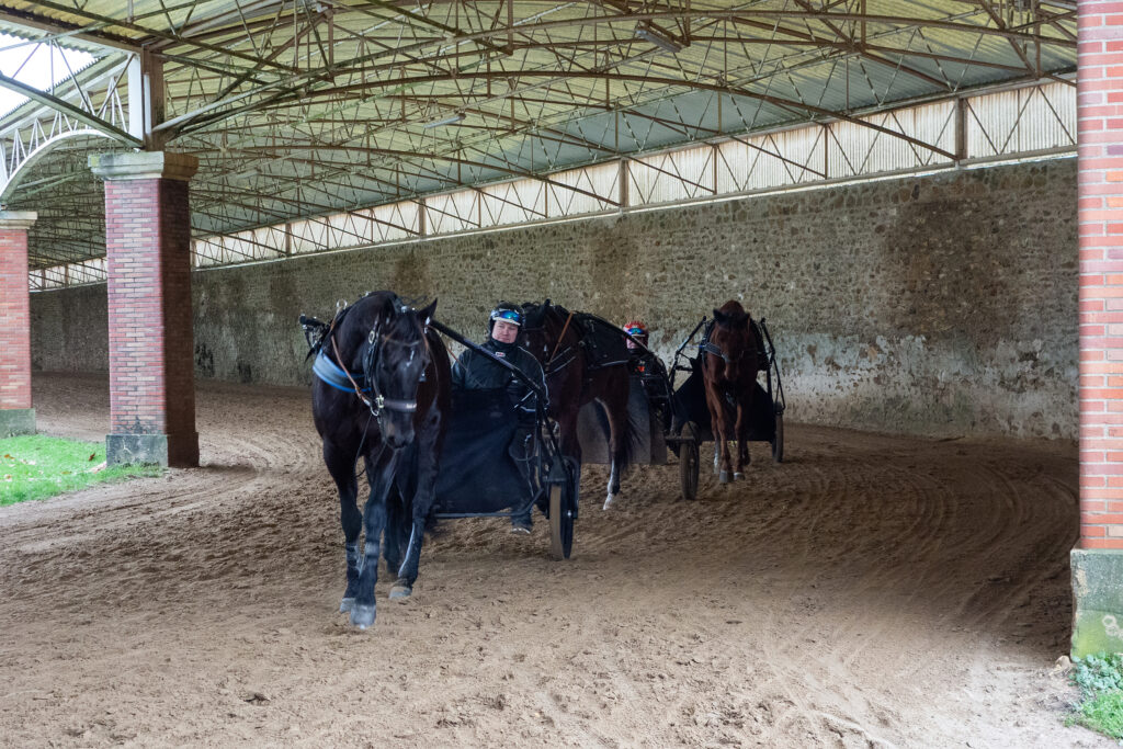 Bois de Vincennesissä on 400 metrin pituinen, katettu harjoitusrata. Antti Ojanperä, Petri Säteri ja Jutta Ihalainen harjoittavat hevosiaan siellä.