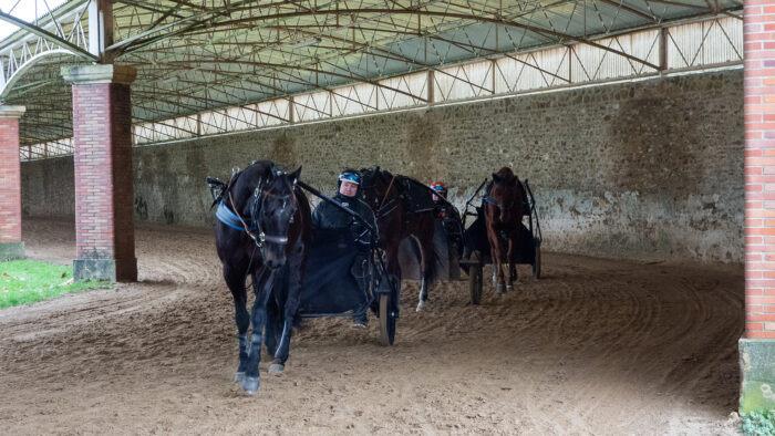 Bois de Vincennesissä on 400 metrin pituinen, katettu harjoitusrata. Antti Ojanperä, Petri Säteri ja Jutta Ihalainen harjoittavat hevosiaan siellä.