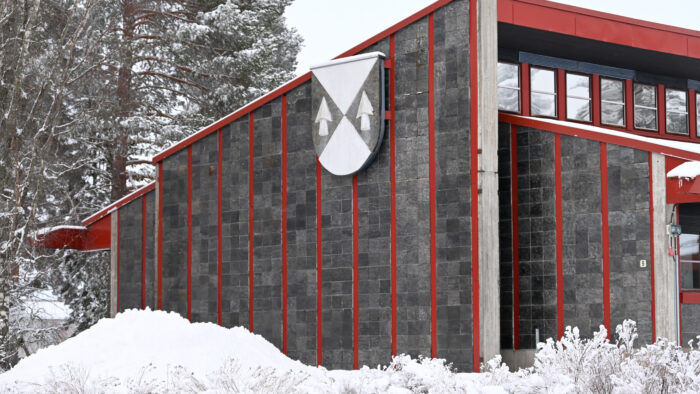 Pihtiputaan kunnantalo talvella vaaka