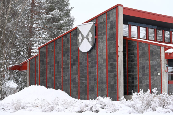 Pihtiputaan kunnantalo talvella vaaka