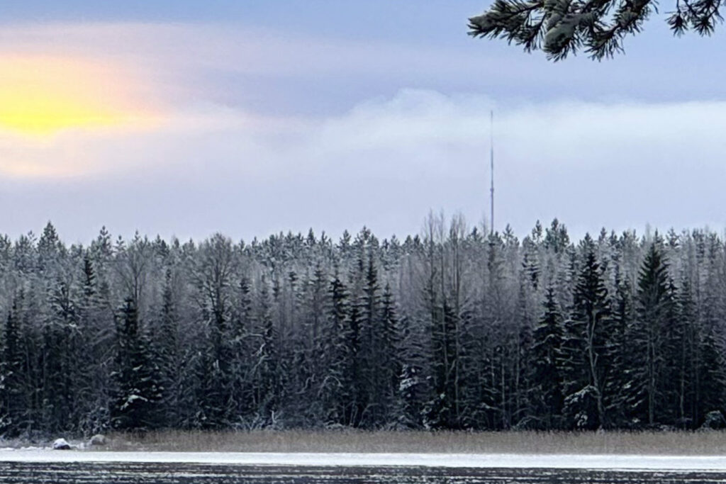 Pihtiputaan Radio- ja tv-asema näkyy oikealla metsän yläpuolella.