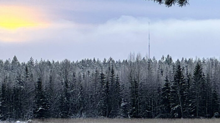 Pihtiputaan Radio- ja tv-asema näkyy oikealla metsän yläpuolella.