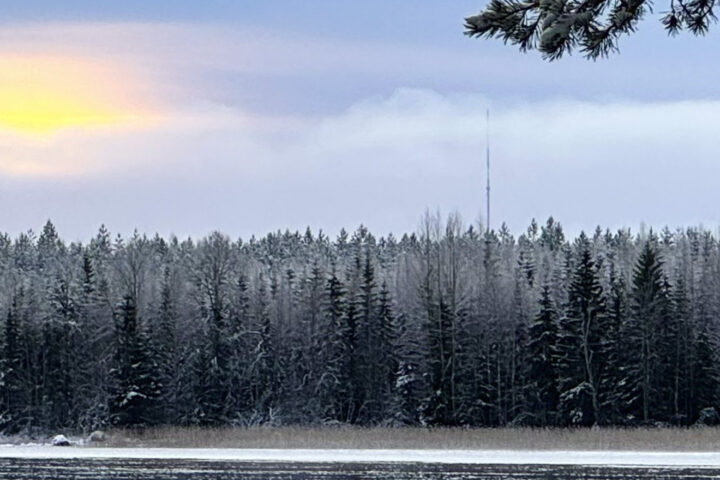 Pihtiputaan Radio- ja tv-asema näkyy oikealla metsän yläpuolella.