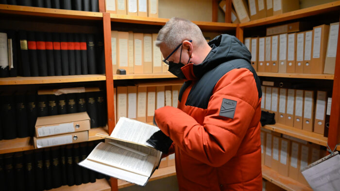 Pöytäkirjat sidottiin kirjoiksi 1960-luvulta 2010-luvulle saakka. Erkki Nikkilä tutkii, mistä 1970-luvulla puhuttiin.