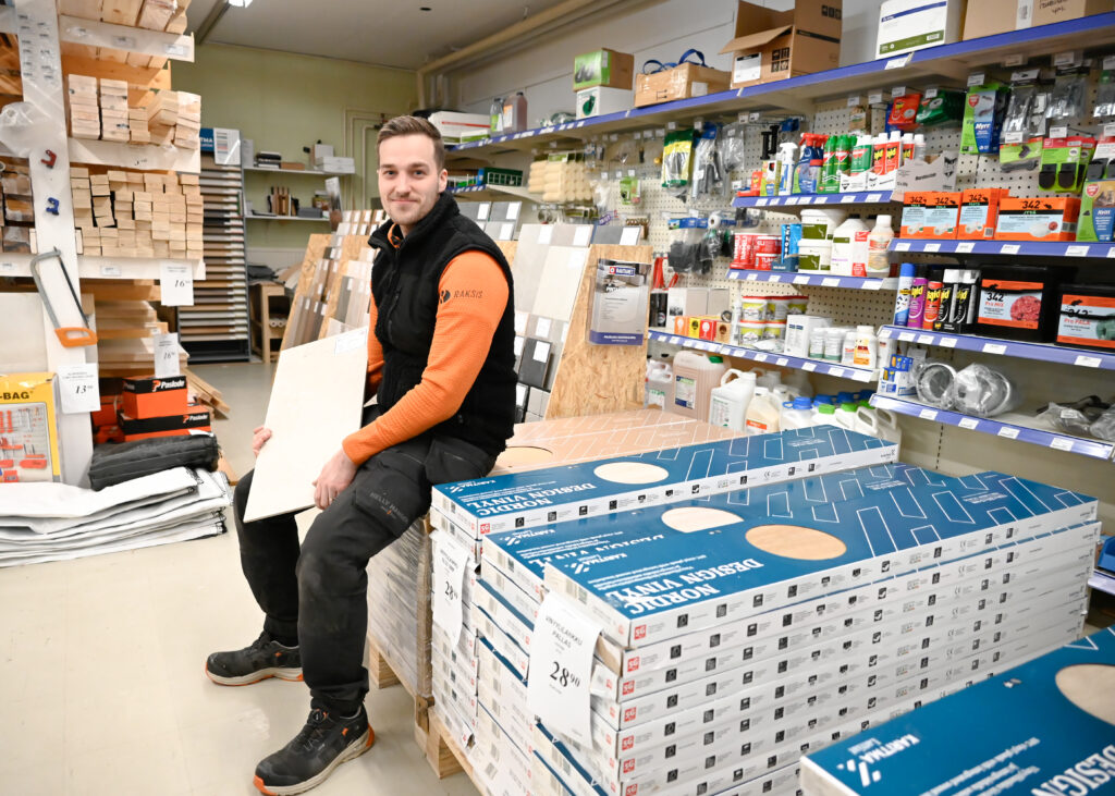 Jalmari Kinnunen näyttää, miltä tämän vuoden värit näyttävät.