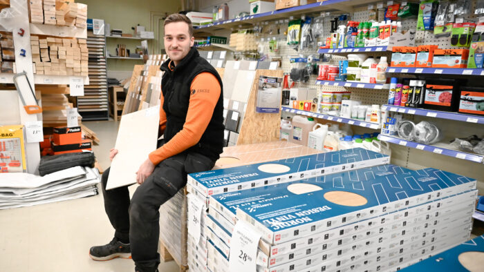 Jalmari Kinnunen näyttää, miltä tämän vuoden värit näyttävät.