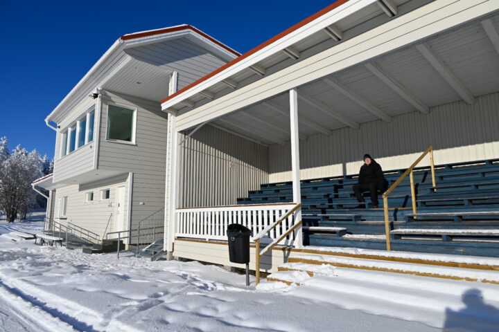 9 Esko Pelkonen ja huoltorakennus