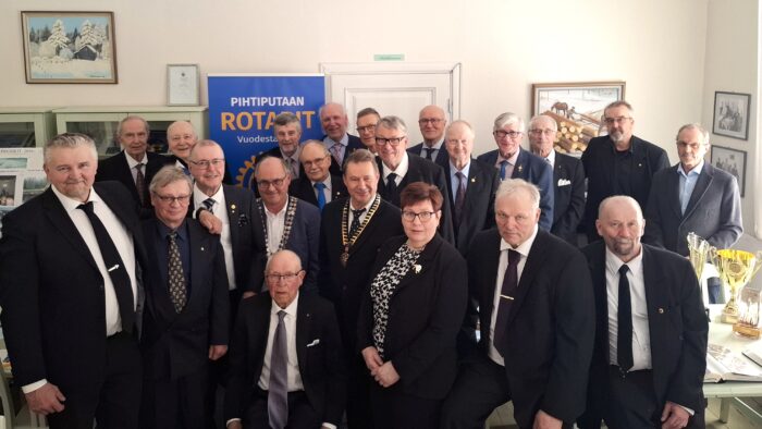 260426_RS Kutsuvieraat ja klubin jäsenet ryhmäkuvassa, kuva Rida Savolainen