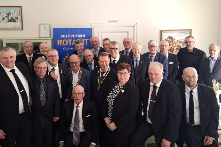 260426_RS Kutsuvieraat ja klubin jäsenet ryhmäkuvassa, kuva Rida Savolainen